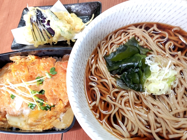 温かいそばとミニかつ重