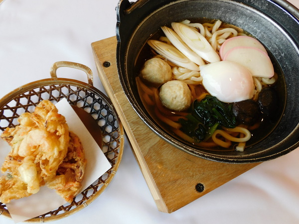 大判かき揚げの鍋焼きうどん