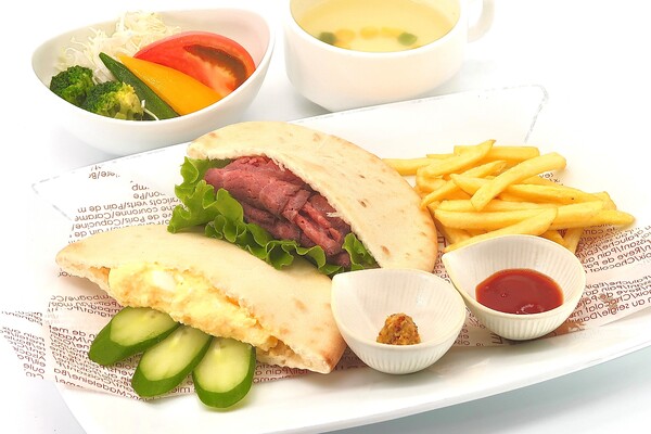 ロービーと玉子のピタパンサンド