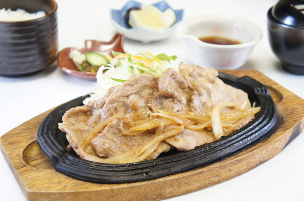 那須高原豚の鉄板生姜焼 (御飯・味噌汁・香の物付)